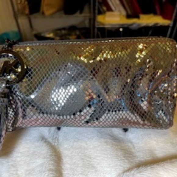 MICHAEL KORS NWOT SILVER METALLIC CLUTCH - Picture 1 of 9